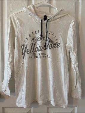 Yellowstone Graphic Hoodie Tee Small